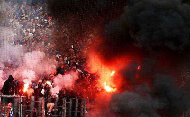 德甲球迷为什么要扔杂物