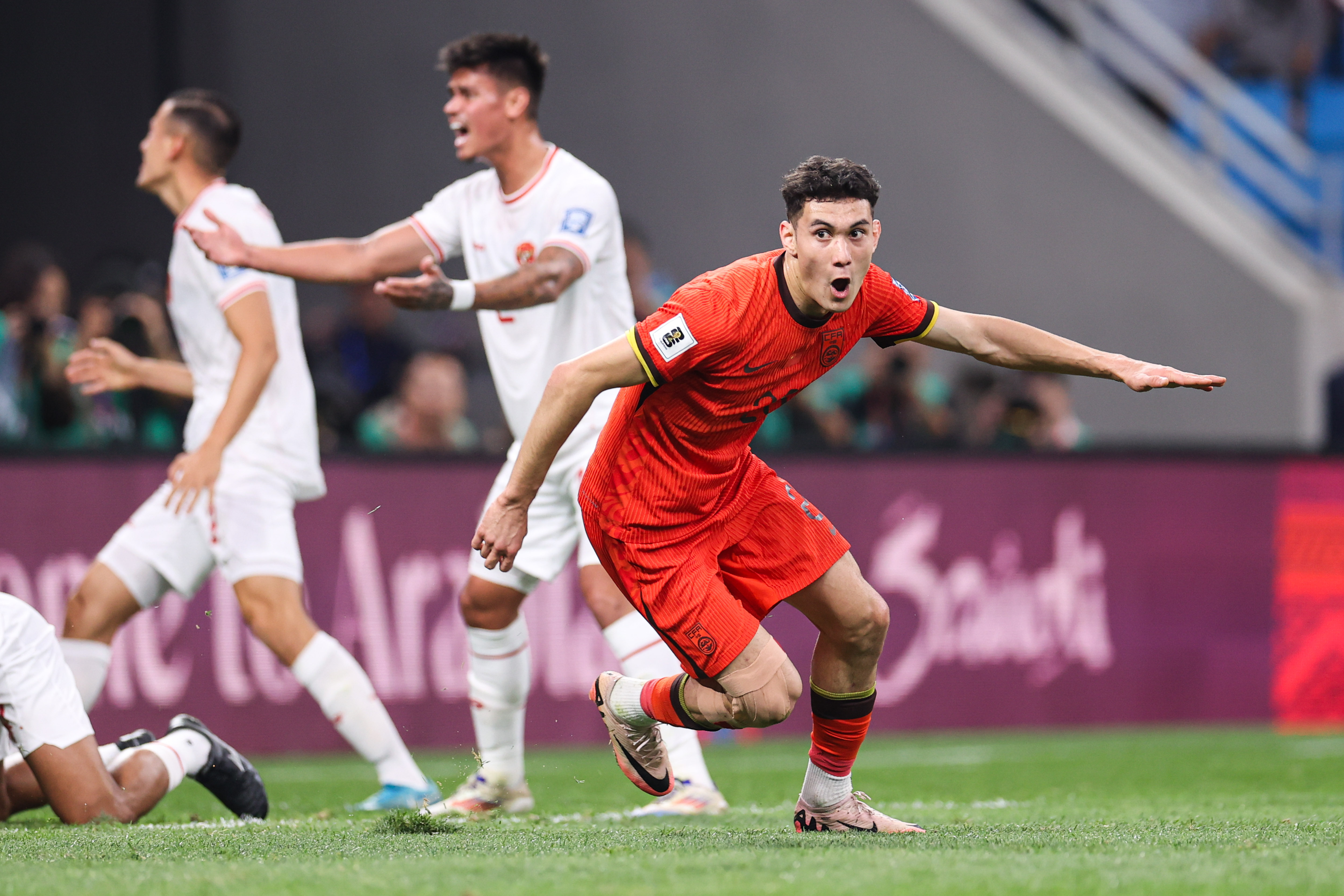 摩纳哥迎亚冠关键赛；关键时刻防线松动；话题不断；阵容厚度经受考验